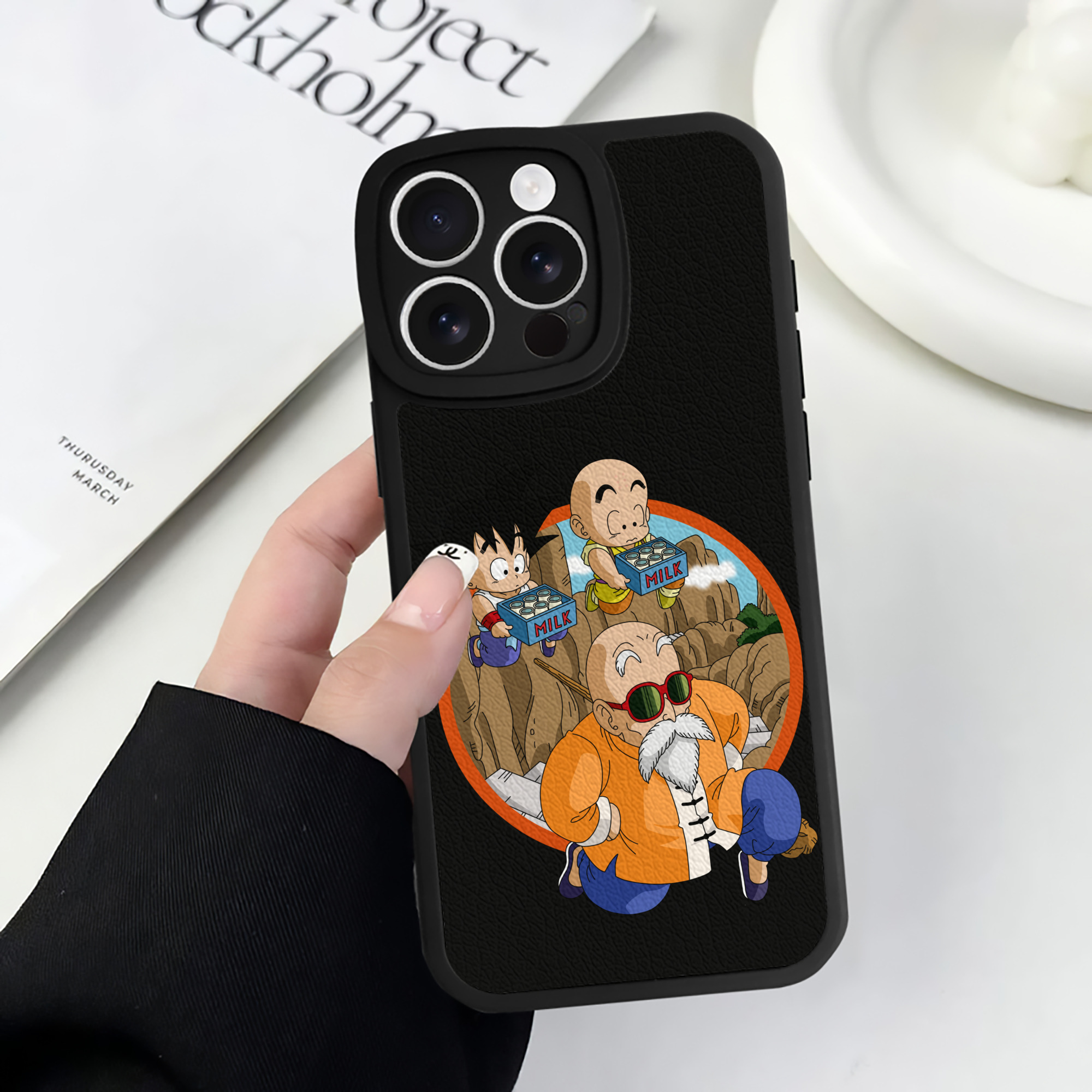 （画像用） ドラゴンボール 亀仙人（かめせんにん） DRAGON BALL Master Roshi Kame Sennin 【iPhone 16シリーズ対応】シリコンスマホケース（レザー調） 材質：シリコン
